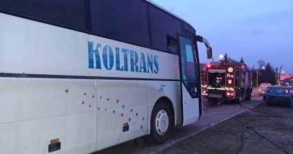 Frissítve! Túlhevült egy busz egyik kereke, füstölni kezdett a gumiabroncs